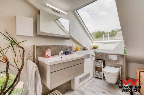 Helles Bad im Dachgeschoss - 