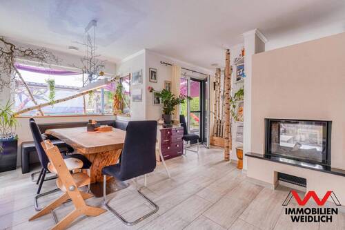 Heller Essbereich mit Kaminofen - 