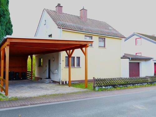 Hausansicht mit Carport - 4 Zimmer Einfamilienhaus zum Kaufen in Braunfels