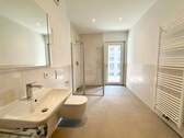 modernes Bad mit Dusche - 