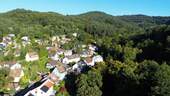 Das Haus zeichnet sich durch eine ruhige Lage am Waldrand aus - 