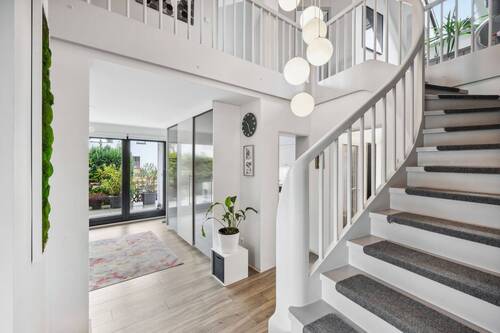 Treppenaufgang - 6 Zimmer Einfamilienhaus zum Kaufen in Berlin