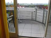 Balkonansicht vom Wohnzimmer.JPG - Top gepflegte 2- Zi.- DG.-Wohnung m. Balkon u. Carport