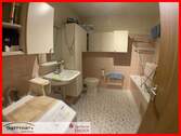 Badezimmer mit Dusche und Badewanne - 