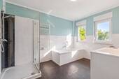 Tageslicht-Badezimmer mit Wanne und separater Dusche - 