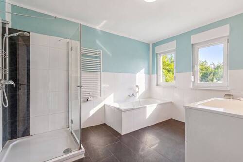 Tageslicht-Badezimmer mit Wanne und separater Dusche - 