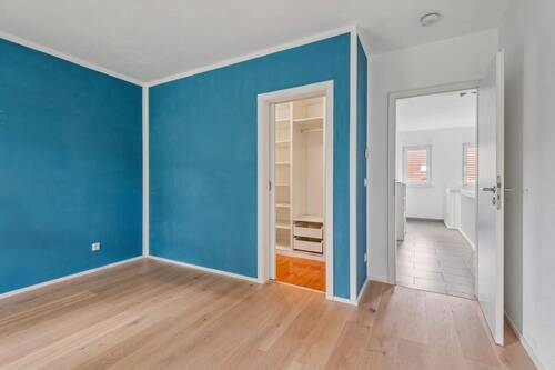Schlafzimmer mit begehbaren Kleiderschrank - 
