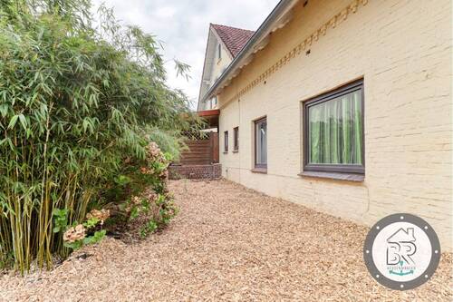 Kleine Gartenfläche hinter der Terrasse - 