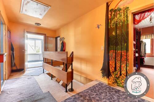 Flur im Dachgeschoss mit Blick in weiteres Zimmer - 