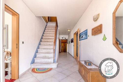 Flur im Erdgeschoss mit Blick auf den Übergang zum Anbau - 