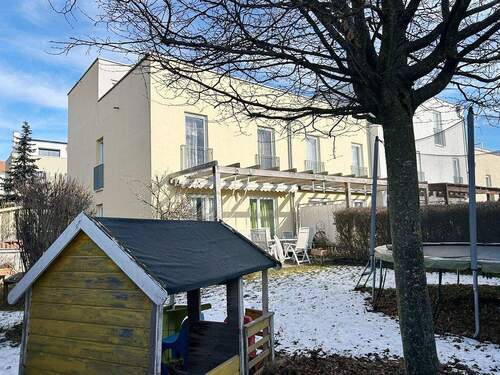Hausansicht Garten - Familientraum in Ditzingen: Reiheneckhaus mit Garten, Dachterrasse, Garage, Carport und Einbauküche