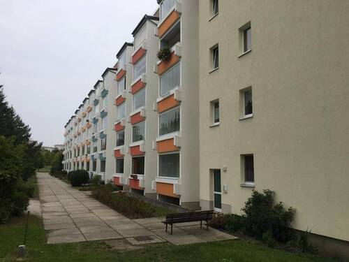 Ansicht der Wohnanlage - 3- Raum-Eigentumswohnung mit Balkon und PKW Stellplatz in Oschatz zu verkaufen!
