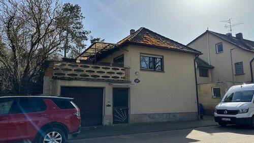 Außenansicht - +++ Machen Sie ein Schmuckstück draus! Familientraum mit Potential in Feldrandlage +++