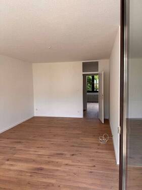 Wohnzimmer (von Terrasse aus gesehen) - 2 Zimmer Etagenwohnung zur Miete in Wuppertal