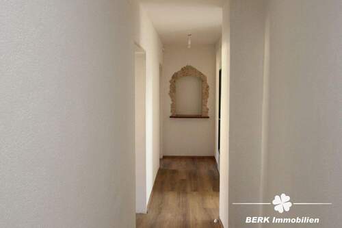 Flur - Etagenwohnung mit 109,60 m&sup2; in Großostheim zur Miete