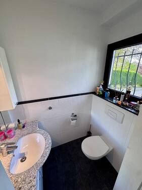 Gäste-WC - Einfamilienhaus mit 315,00 m&sup2; in Ratingen zum Kaufen