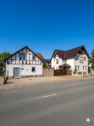 Straßenansicht - 2.000 m² Grundstück! + EFH mit Einliegerwohnung & Scheune – enormes Potenzial!
