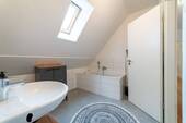 Bad mit Wanne & Dusche OG - 