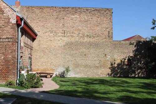Mauer zum Nachbarshof - 