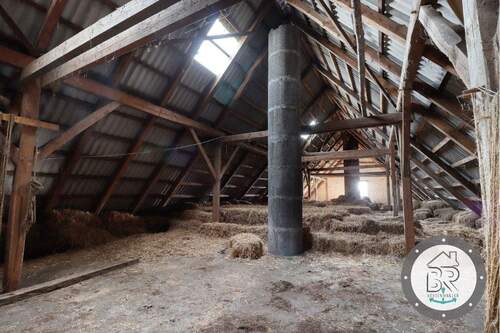 Dachbodenfläche mit Strohballen als Dämmung - 