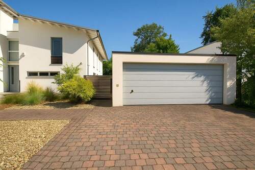 Außenansicht - Doppelgarage - Mehrfamilienhaus, Wohnhaus mit 350,00 m&sup2; in Düsseldorf zum Kaufen