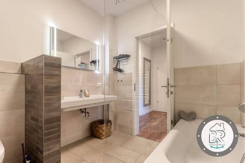 Modernes Badezimmer mit Dusche und Badewanne – stilvolles Design - 