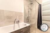 Badezimmer mit bodengleicher Dusche und Wanne – hochwertig ausgestattet - 