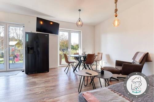 Wohnbereich mit großem Fenster – stilvolles Ambiente mit Wohlfühlfaktor - 