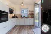 Helle Küche mit Zugang zur Terrasse – idealer Treffpunkt für Genießer - 