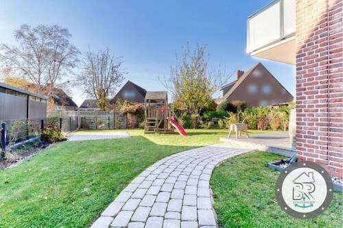 Gepflasterter Gartenweg entlang des Hauses – gepflegt und harmonisch angelegt - 