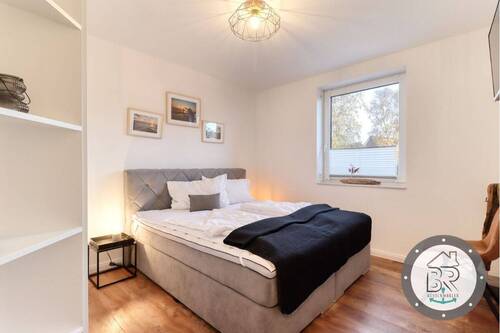 Gemütliches Schlafzimmer mit großem Doppelbett und Einbauschrank - 