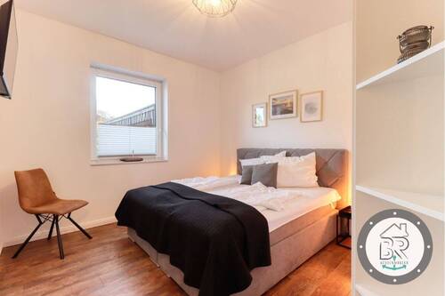 Zweites Schlafzimmer mit viel Stauraum und harmonischer Einrichtung - 