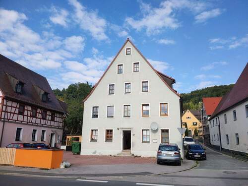 Hausansicht - Charmante 2-3-Zimmer-Mansardenwohnung in idyllischer Lage
