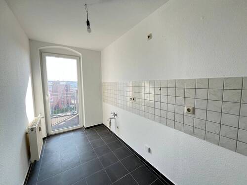 Küche mit Balkon.jpg - 3 Zimmer Etagenwohnung in Chemnitz