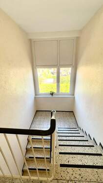 17 Das gepflegte Treppenhaus_1.jpeg - 