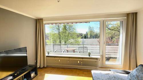 4 Das helle Wohnzimmer mit Tür zum Balkon.jpeg - Terrassenwohnung mit 57,00 m&sup2; in Winsen (Luhe) zum Kaufen
