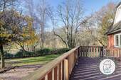 Großzügige Holzterrasse am Garten - 