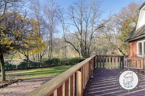 Großzügige Holzterrasse am Garten - 