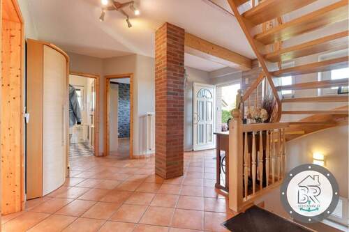 Einladender Eingangsbereich mit Holztreppe - 