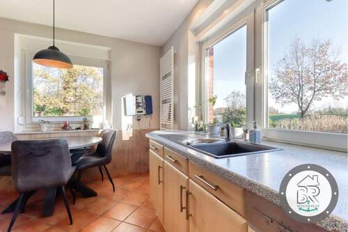 Helle Arbeitsbereiche mit Gartenblick - 