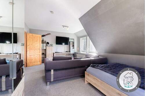 Großzügiger Raum im Dachgeschoss - 