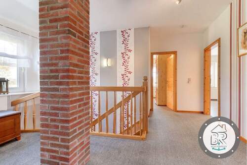 Heller Treppenbereich mit Klinkersäule - 