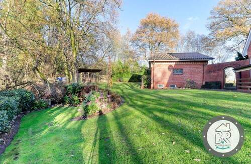 Gartenbereich mit Blick auf Nebengebäude - 