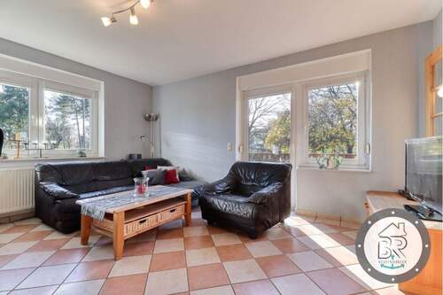 Einladender Wohnraum mit Kamin - 