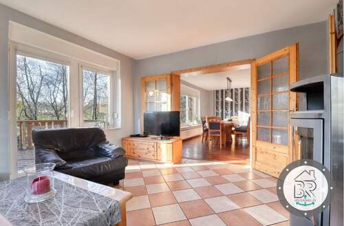 Offenes Wohn- und Esszimmer mit Blick in den Garten - 