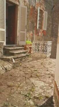 EGTerrassevorHauseingang - 4 Zimmer Doppelhaushälfte in Uzzano