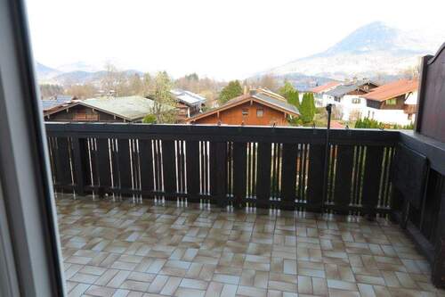 Balkon mit Blick in die Berge - Wirklich bezahlbar und beziehbar