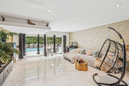 Wohnzimmer mit Blick auf Pool - Eine Schönheit in VerdenAller ! Elegant & voller Möglichkeiten... Inkl. Pool Sauna - Top- Lage !