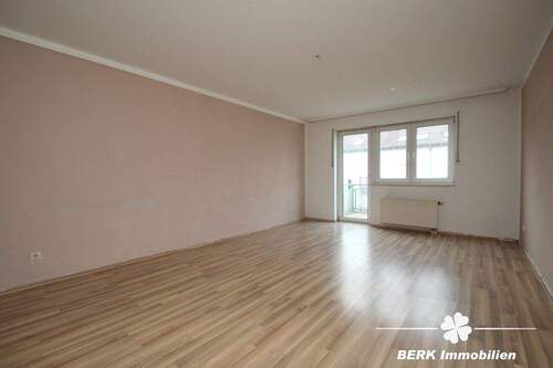 Wohnzimmer - BERK Immobilien - 3-Zimmer Eigentumswohnung mit Balkon und TG-Stellplatz