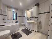 Badezimmer - Einfamilienhaus mit 181,00 m² in Bad Nauheim zum Kaufen